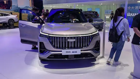 Geely превратила Atlas L в гибрид: у электропривода сразу 313 сил
